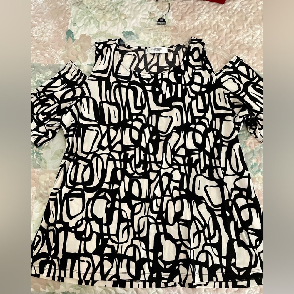 Jones Studio Woman’s 2x Black and White Top with open shoulders